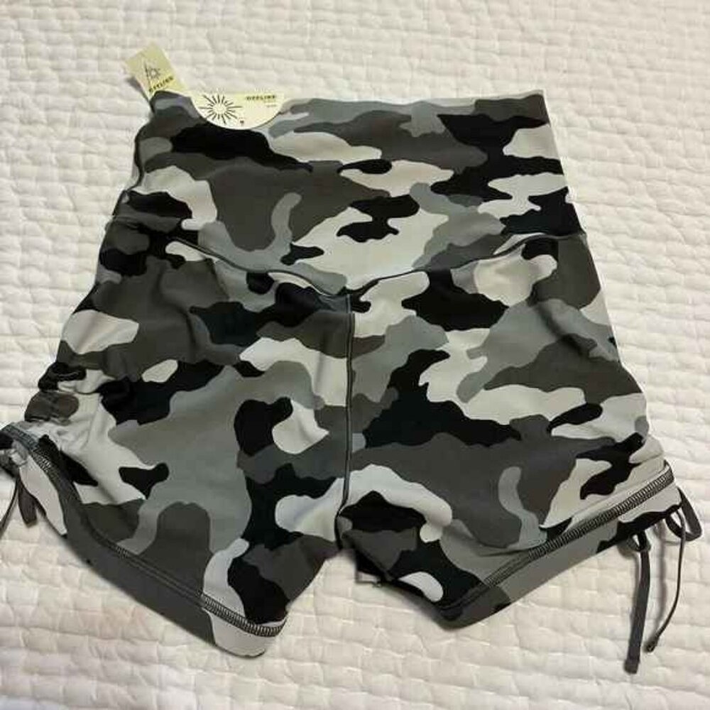 Aerie Offline Real Me Shortie 3” Medium black/gray camouflage